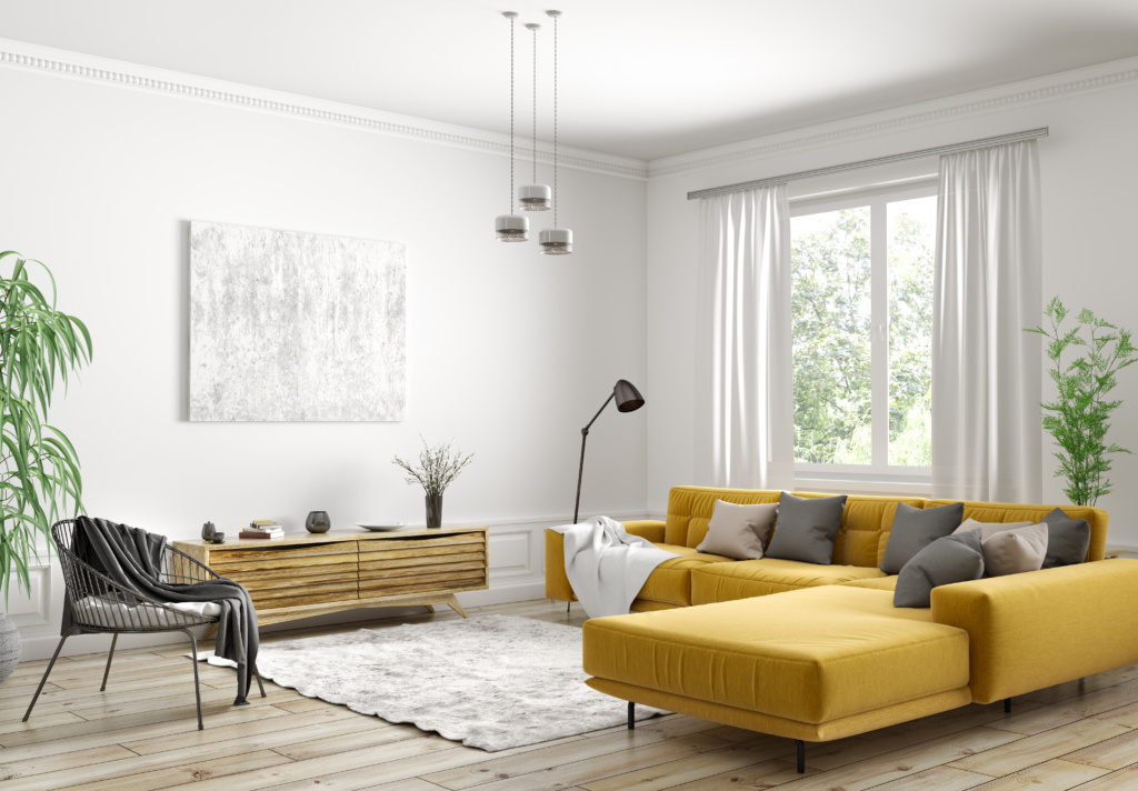 Sala ampla, iluminada e com decoração minimalista; Sofá amarelo com almofadas de cor neutra, luminárias pelo espaço e uma cadeira. 